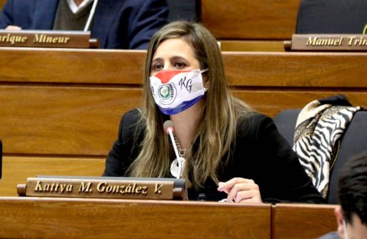 Califican de “lata pararã” a kattya González