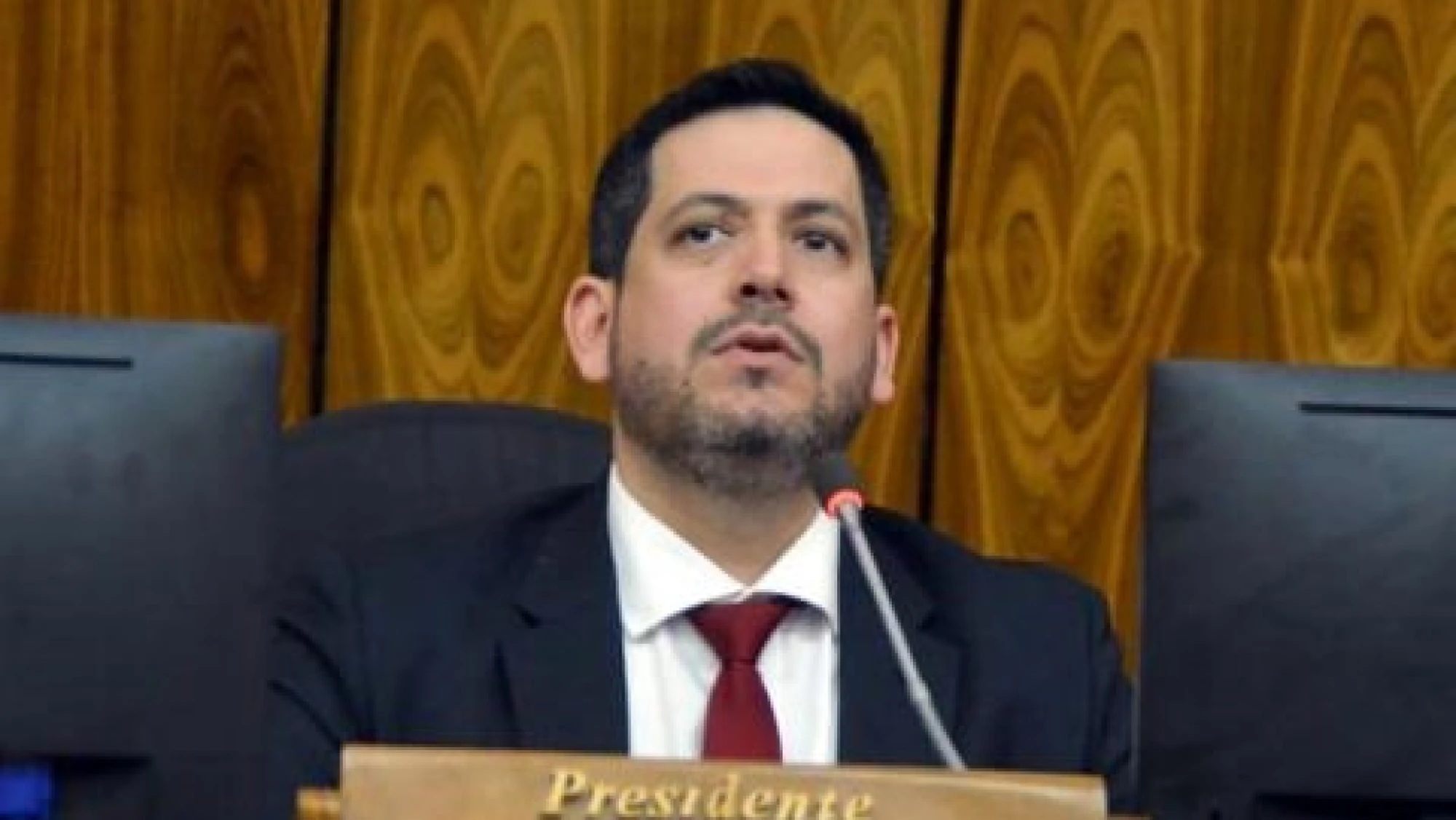 Latorre nombró y “trasladó” al hijo de diputada y de intendente