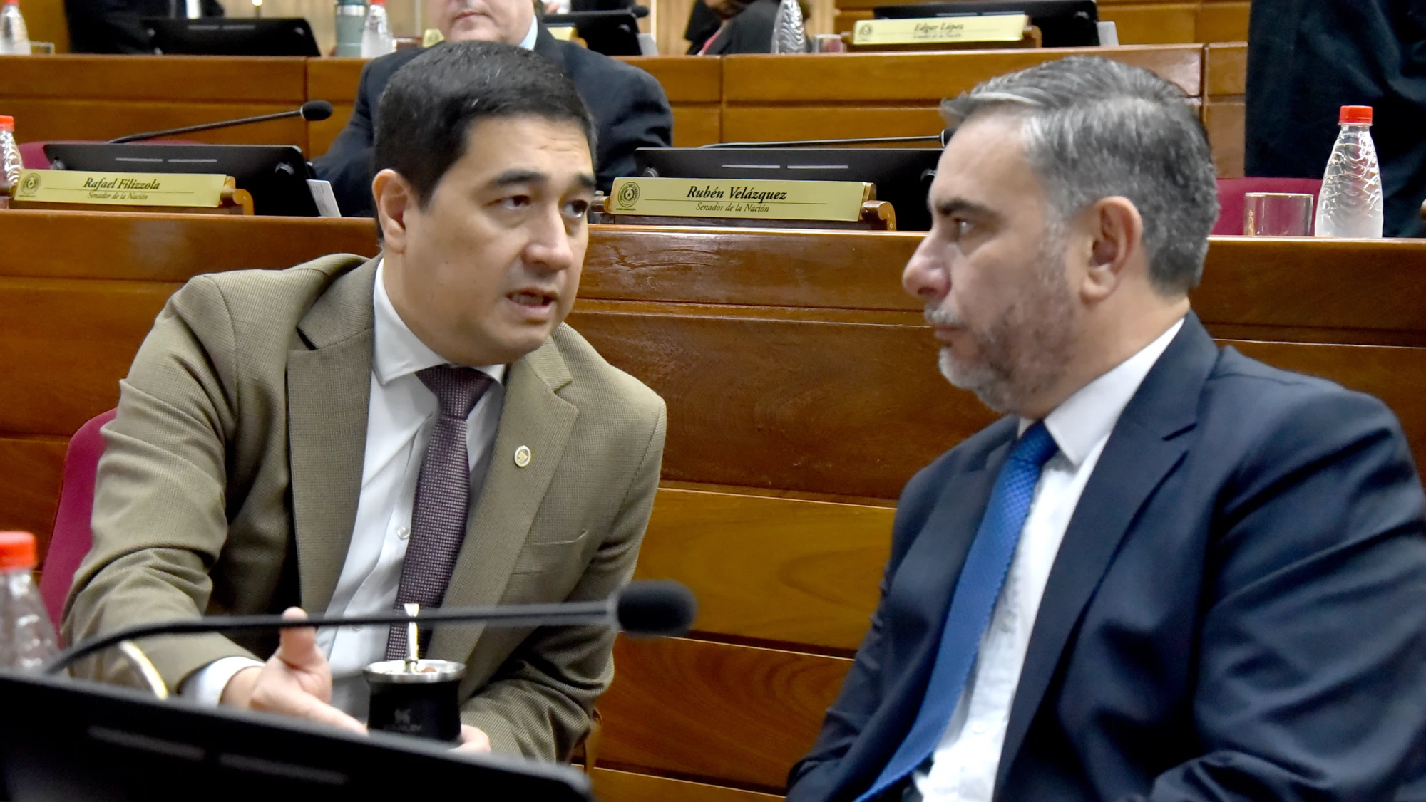 Senador exige lista de nombrados y contratados con sus salarios