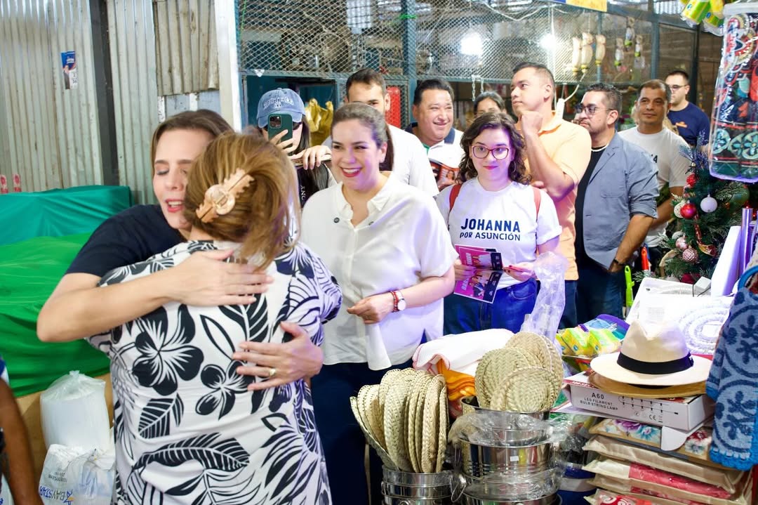 Miguel Prieto acompañó a Johana Ortega al Abasto, en una visita con más simbolismo que impacto electoral