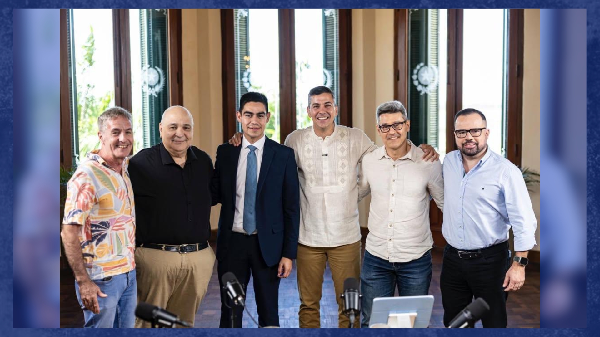 «Estrellas» del periodismo, de rodillas ante el presidente