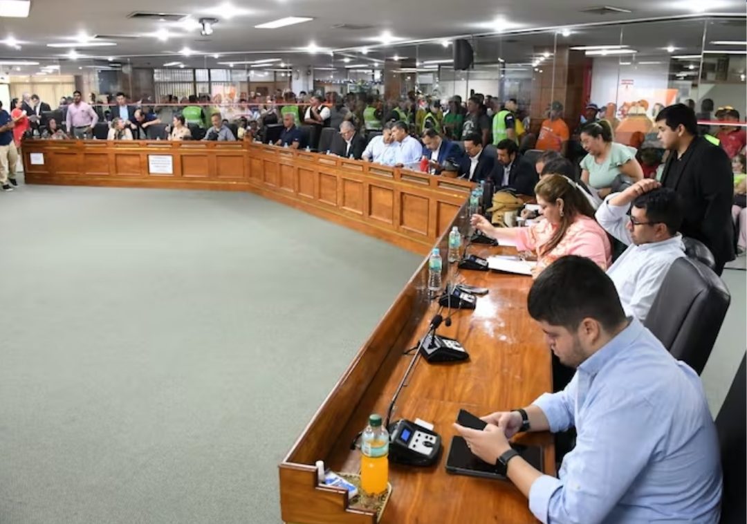 Cartistas y disidentes chocaron por el control de nombramientos y la autonomía del órgano legislativo municipal frente a la Intendencia de Asunción.