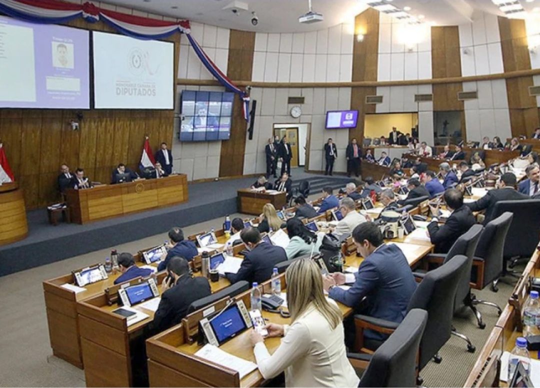 Diputados impulsan ley de recortes y tope salarial en plena “economía de guerra”