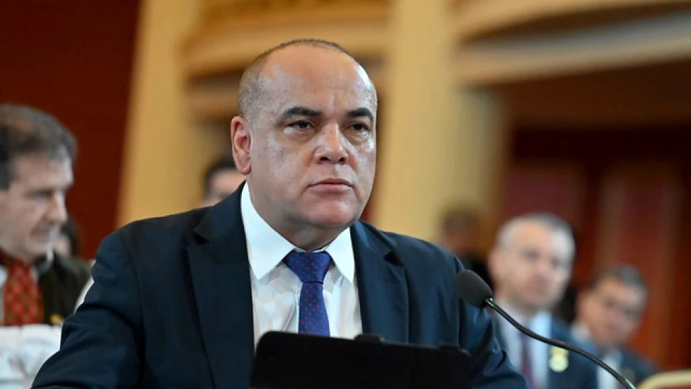 Bachi Núñez renuncia a bonificaciones y propone eliminarlas en todo el Estado