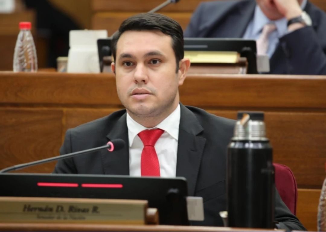 Suman mas voces en contra de Hernan Rivas