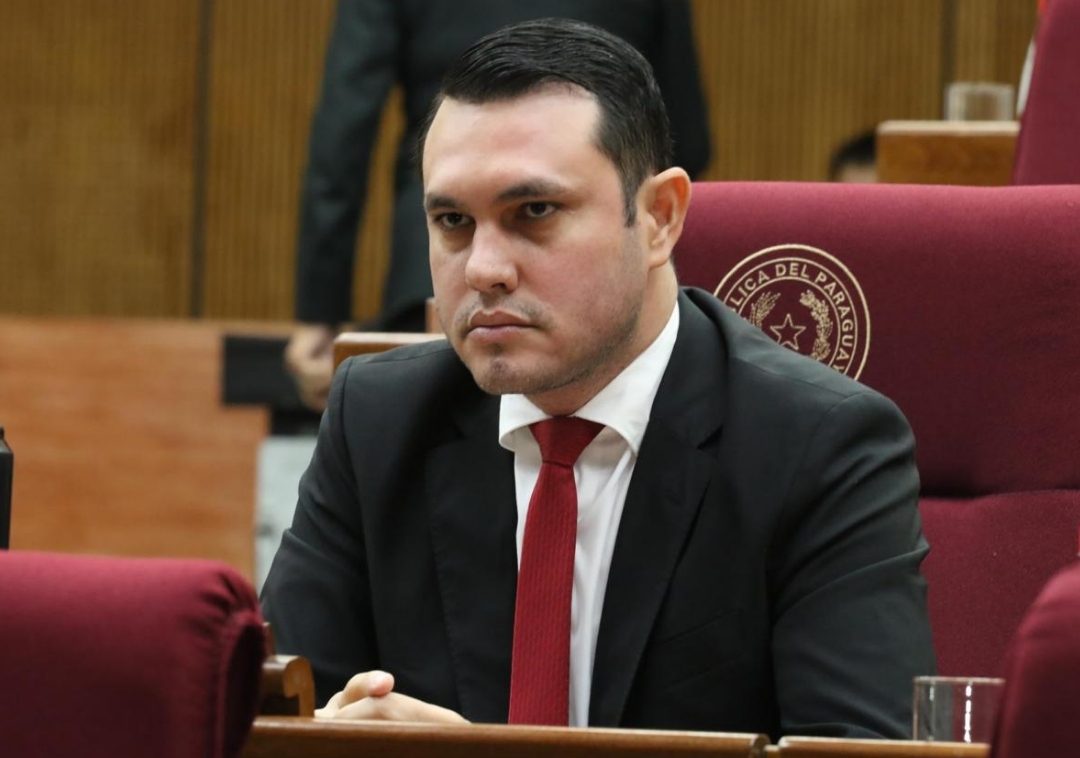 Denuncian posible vínculo entre camarista y universidad donde se graduó Rivas