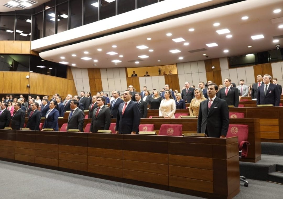 Senadores llegan tarde pese a sesionar una vez por semana y plantean sanciones