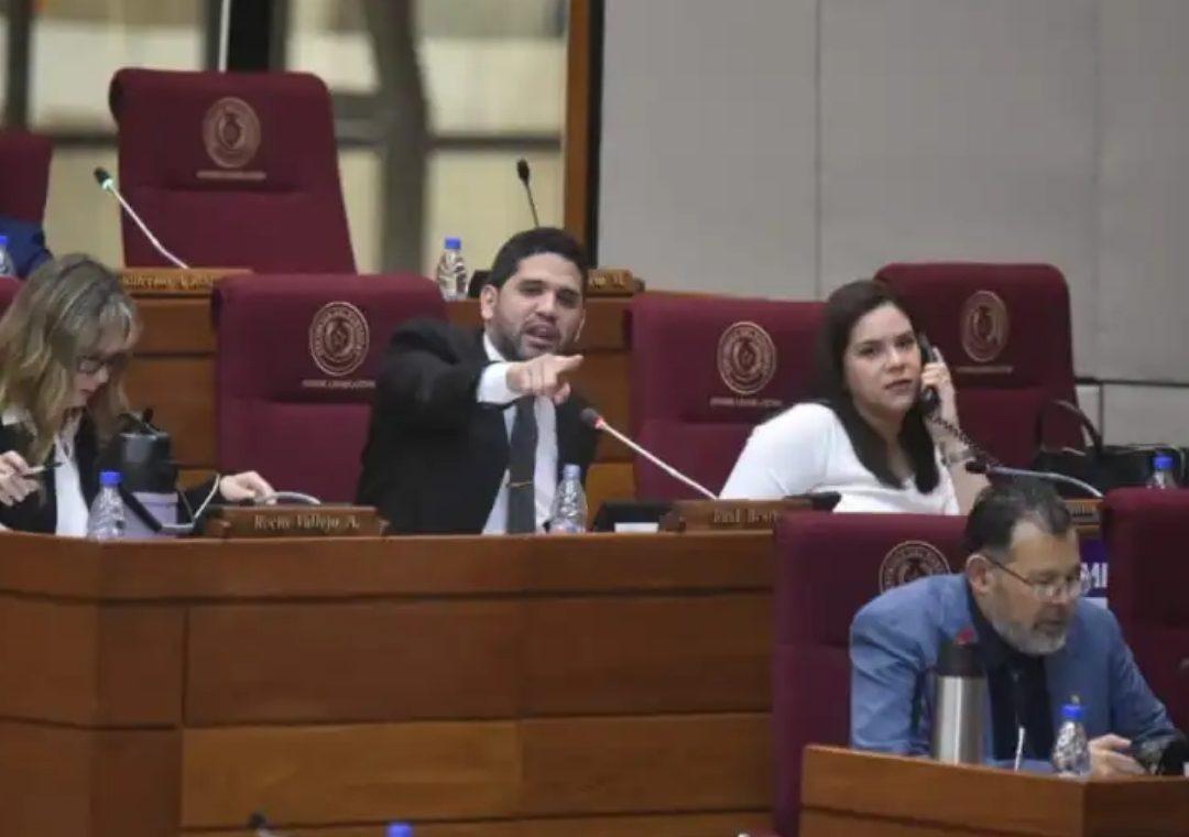 Benítez acusa a Nasser Esgaib de tener un título falso y apunta al MEC por “complicidad institucional”