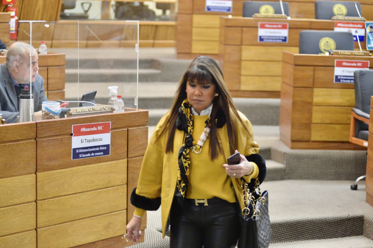 “Celeste acusa exclusión y Chase responde: ‘Los espacios no se regalan’”.