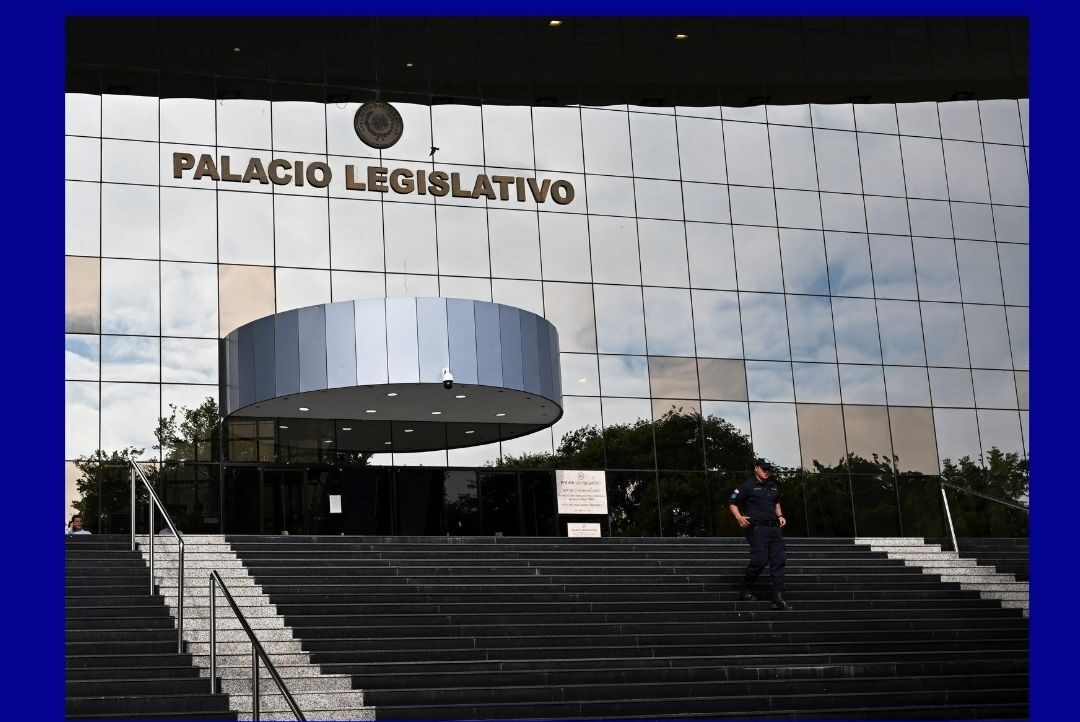 Peajes, extorsión y aprietes: denuncian un negocio con cargos públicos en el Congreso